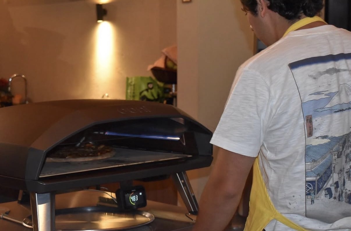 Fundador de Vessa & Humo preparando una pizza en casa